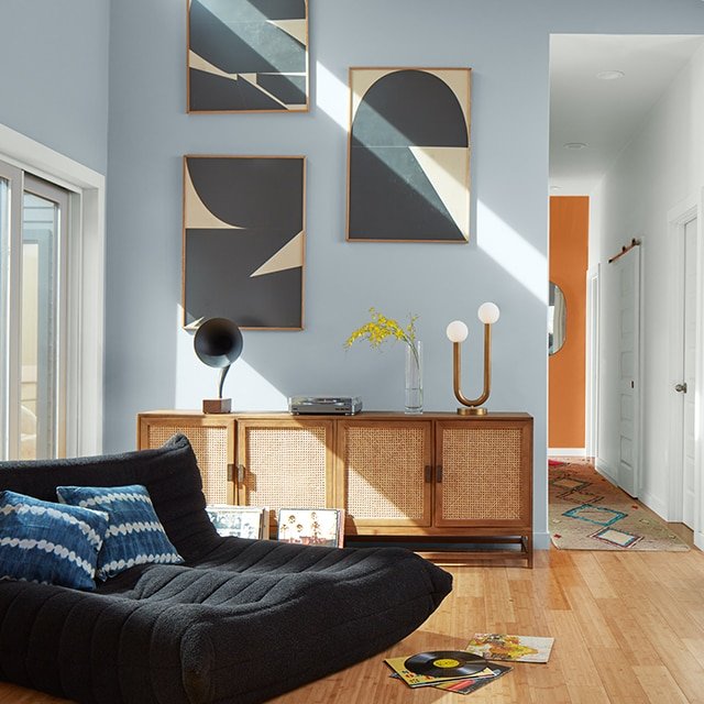 How to Choose Wall Paint Color for Small Room: Expert Tips