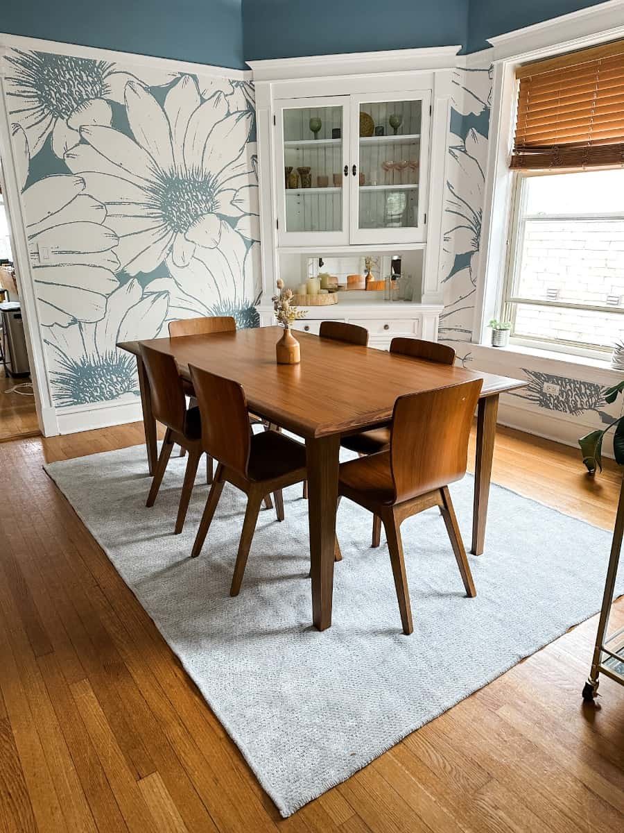 How to Place Rug under Dining Table Correctly: Expert Tips