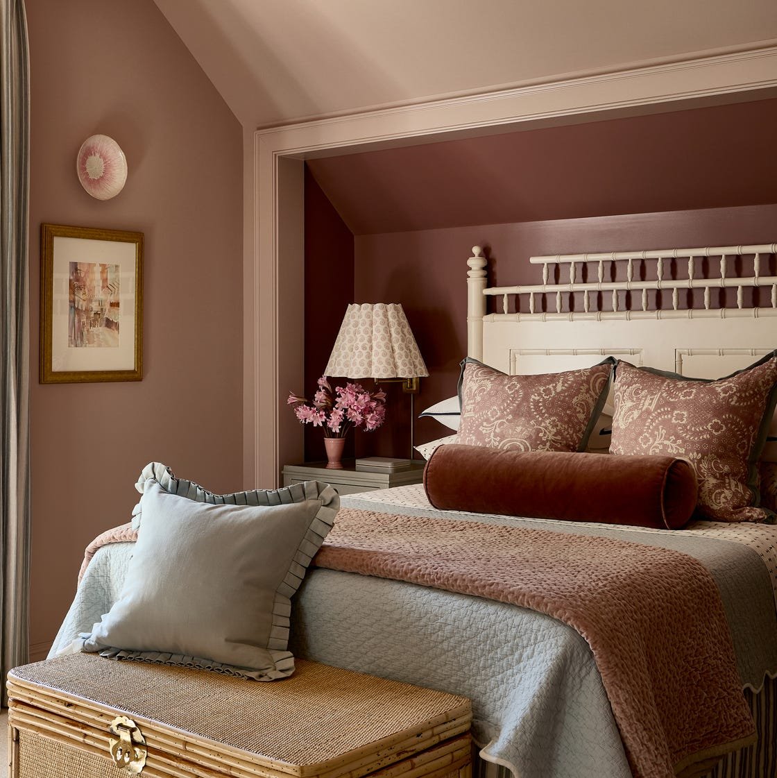 How to Choose Wall Paint Color for Small Room: Expert Tips