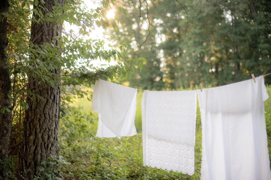 How to Clean Bed Sheets Without Washing Them: Expert Tips