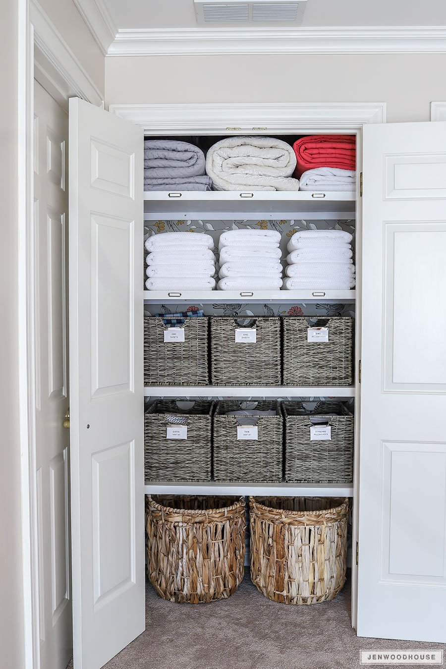 How to Organize Linen Closet Efficiently: Easy Tips for a Tidy Home