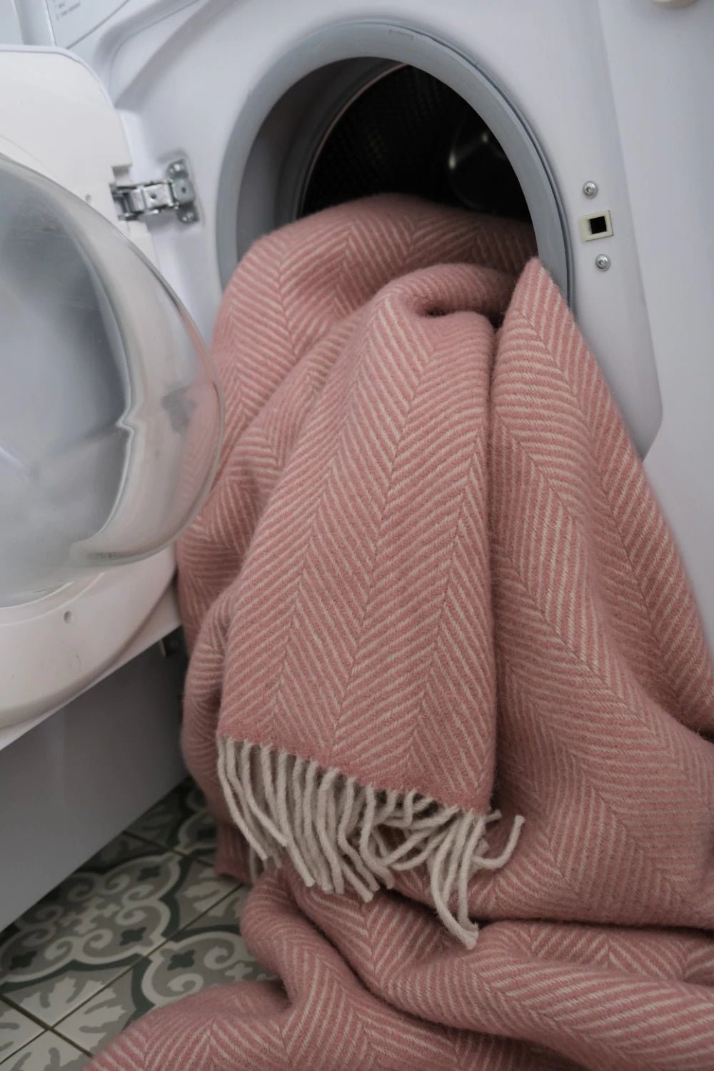 Can Wool Blanket Be Washed in Washing Machine? Expert Tips Inside
